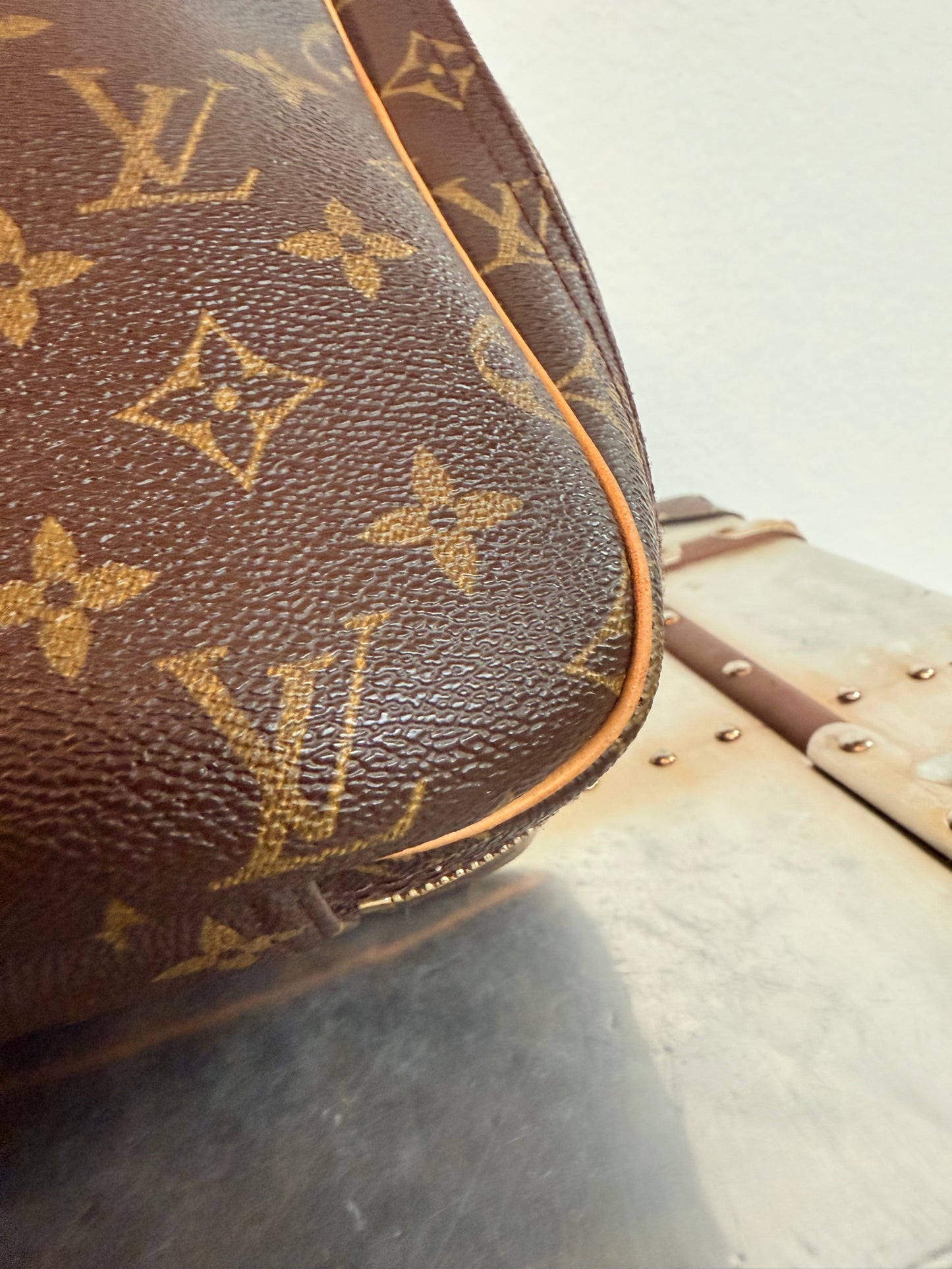 Pre-owned Authentic Louis Vuitton Excursion Monogram Handbag
