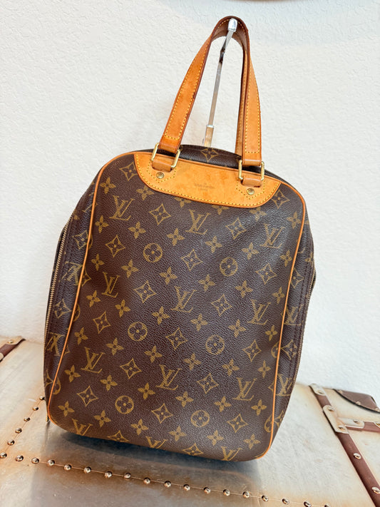 Pre-owned Authentic Louis Vuitton Excursion Monogram Handbag