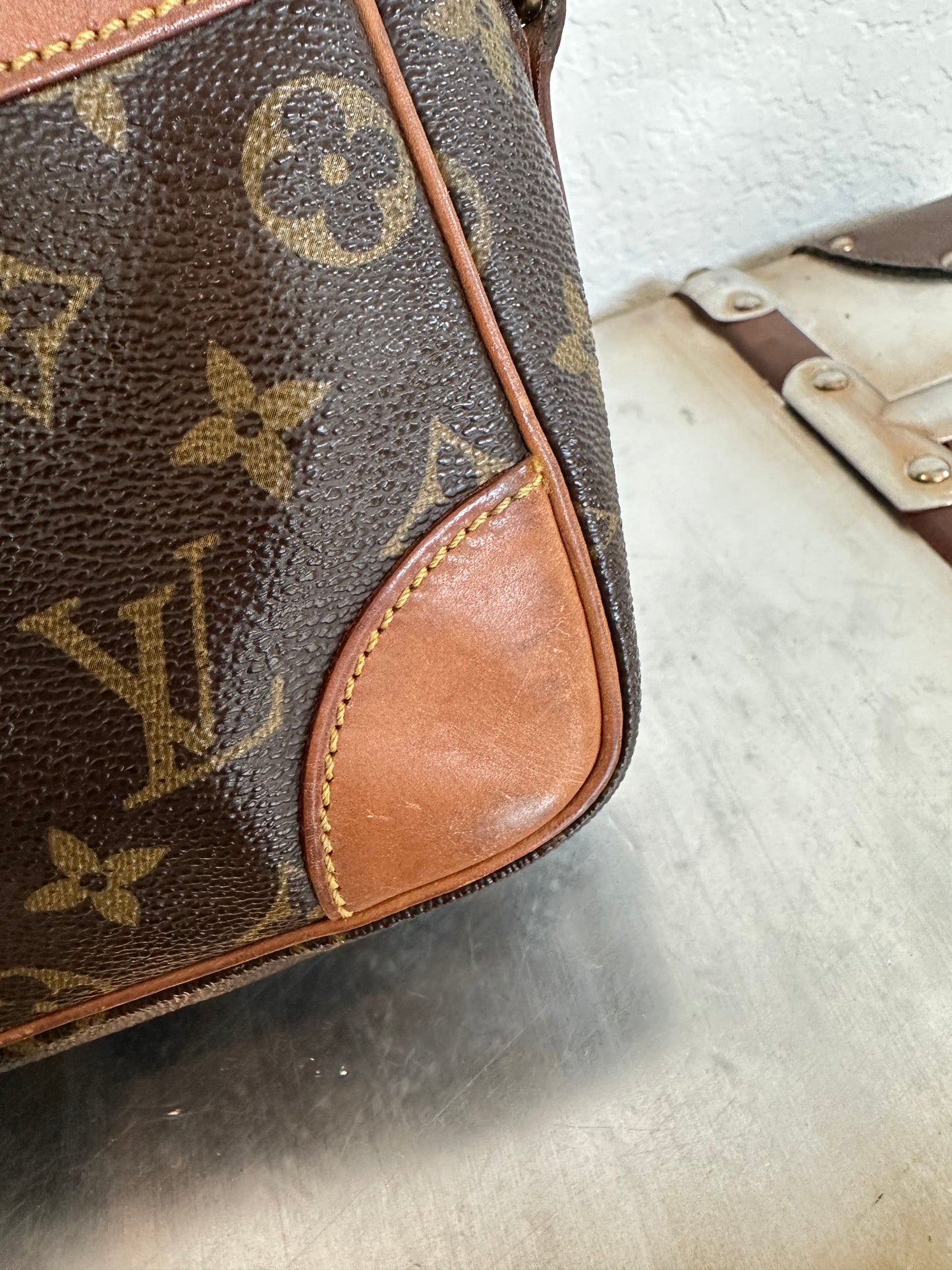 Pre-owned Authentic Louis Vuitton Trocadero 27 Monogram Crossbody Bag