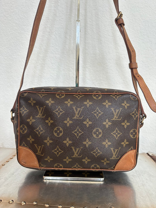 Pre-owned Authentic Louis Vuitton Trocadero 27 Monogram Crossbody Bag