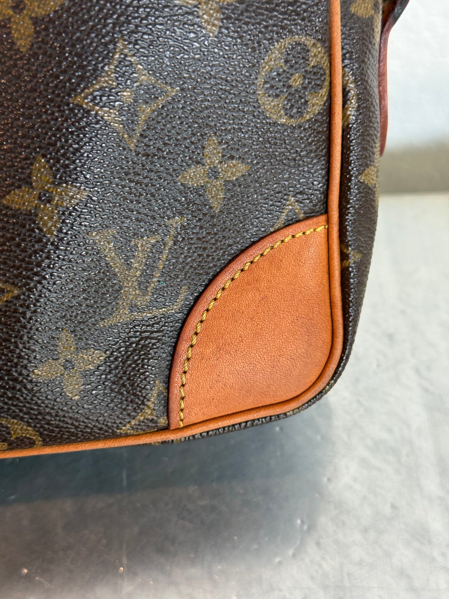 Pre-owned Authentic Louis Vuitton Trocadero 27 Monogram Crossbody Bag