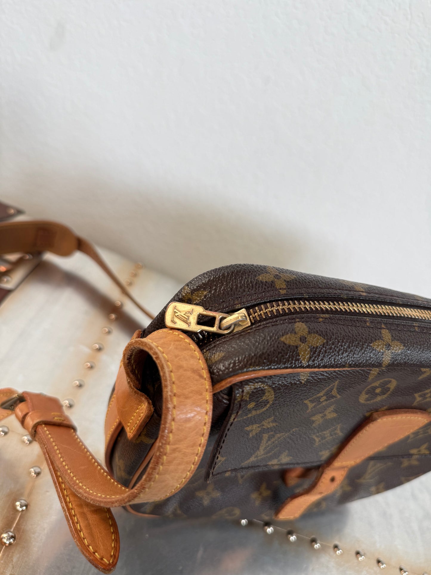 Pre-owned Authentic Louis Vuitton Jeune Fille GM Monogram Crossbody Bag