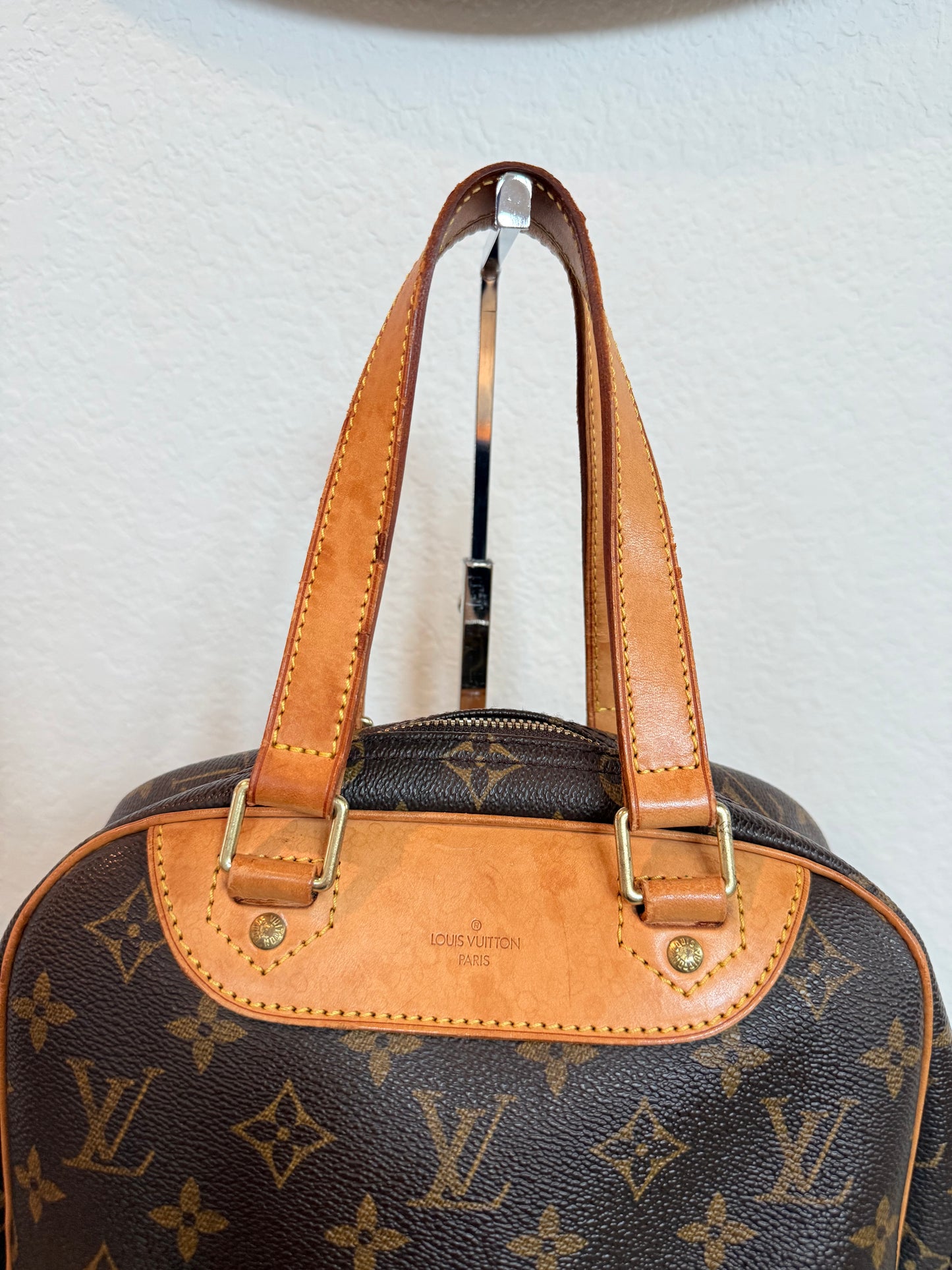 Pre-owned Authentic Louis Vuitton Excursion Monogram Handbag