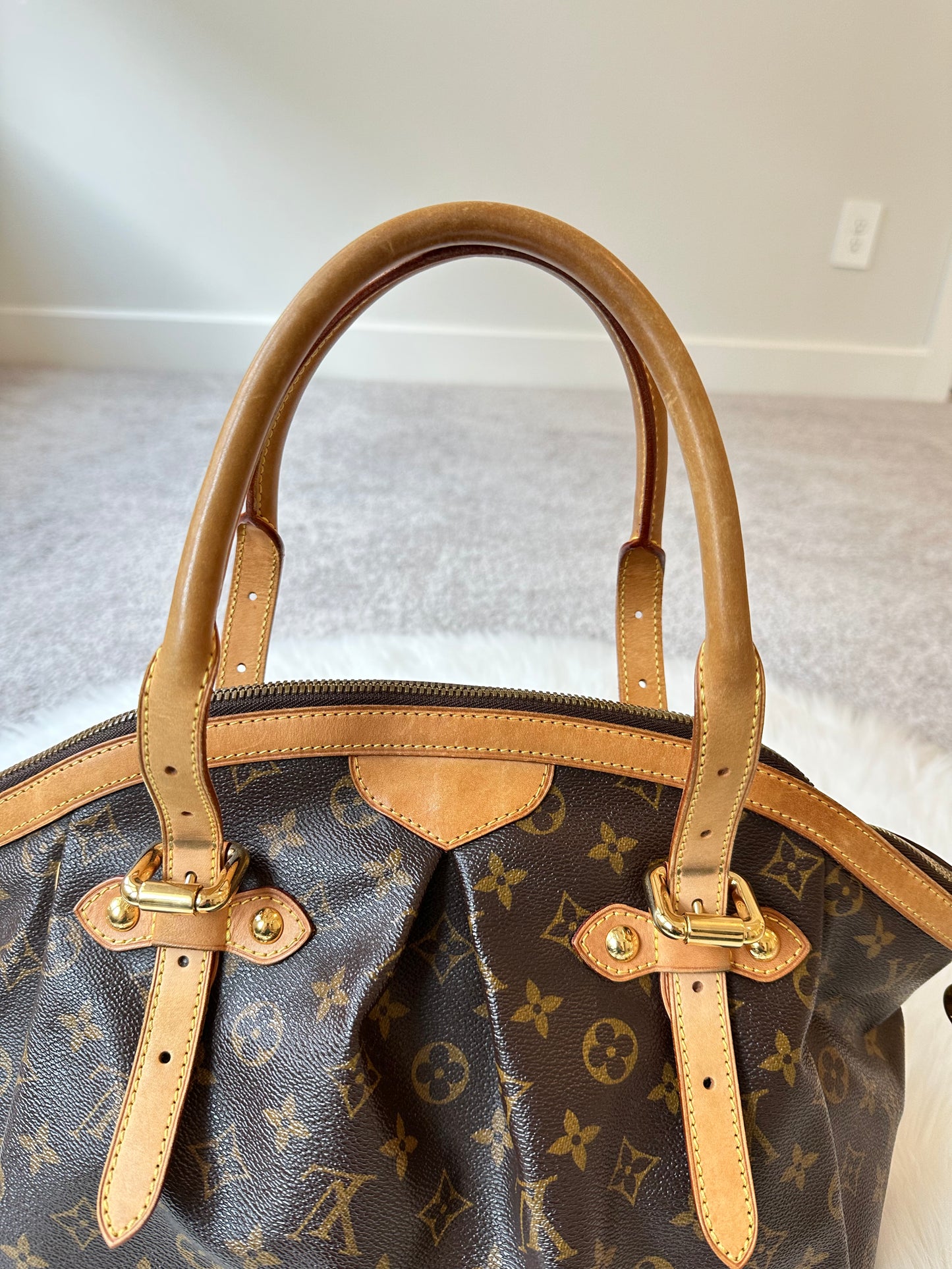 Pre-owned Louis Vuitton Tivoli GM Monogram Shoulder Bag