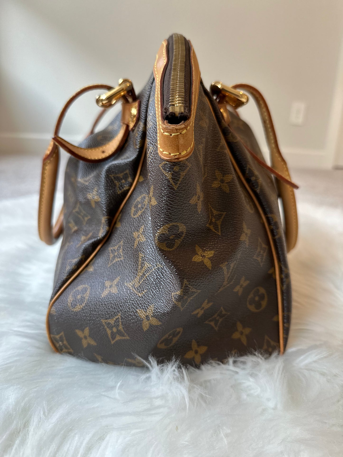 Pre-owned Louis Vuitton Tivoli GM Monogram Shoulder Bag