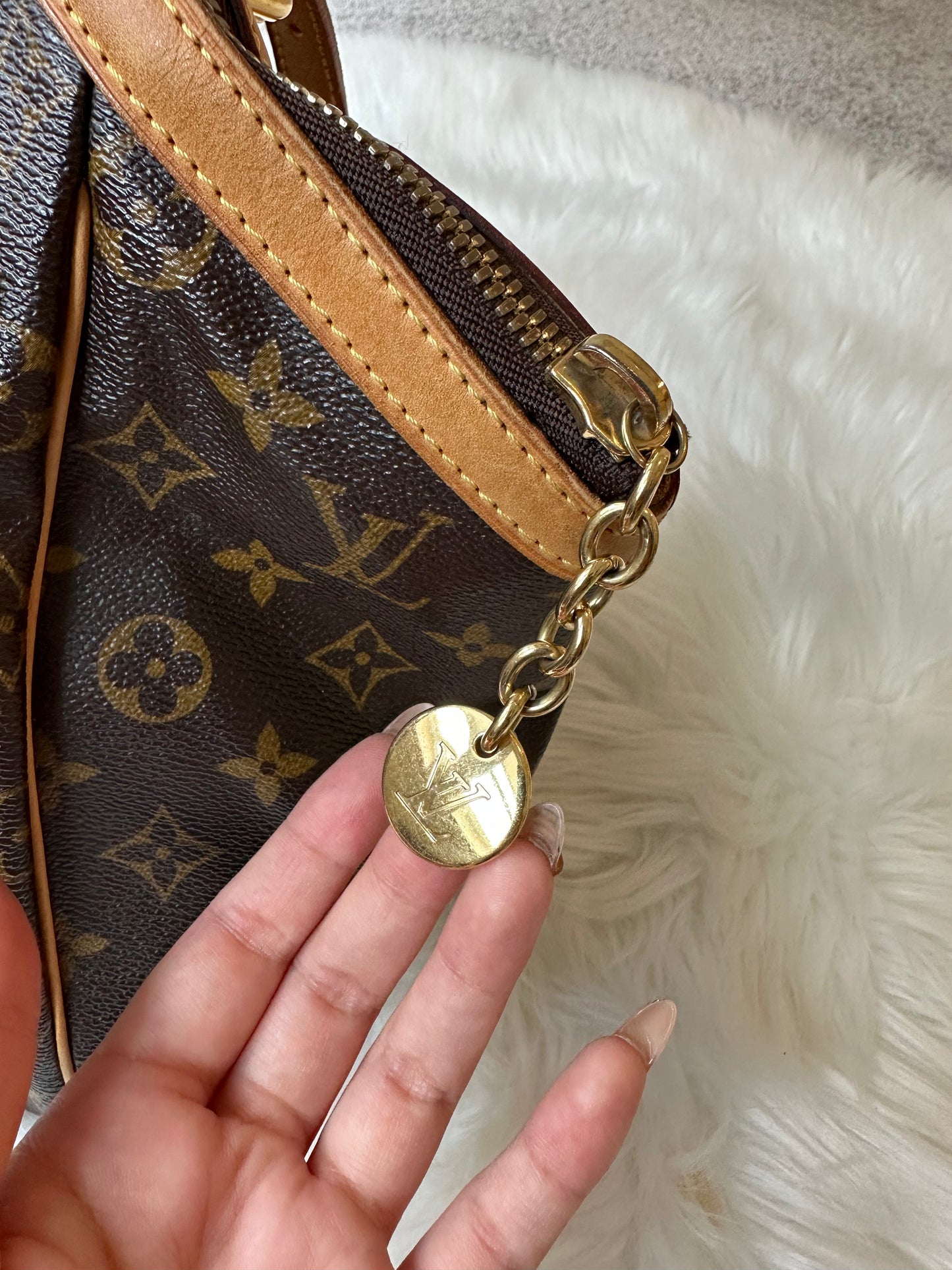 Pre-owned Louis Vuitton Tivoli GM Monogram Shoulder Bag