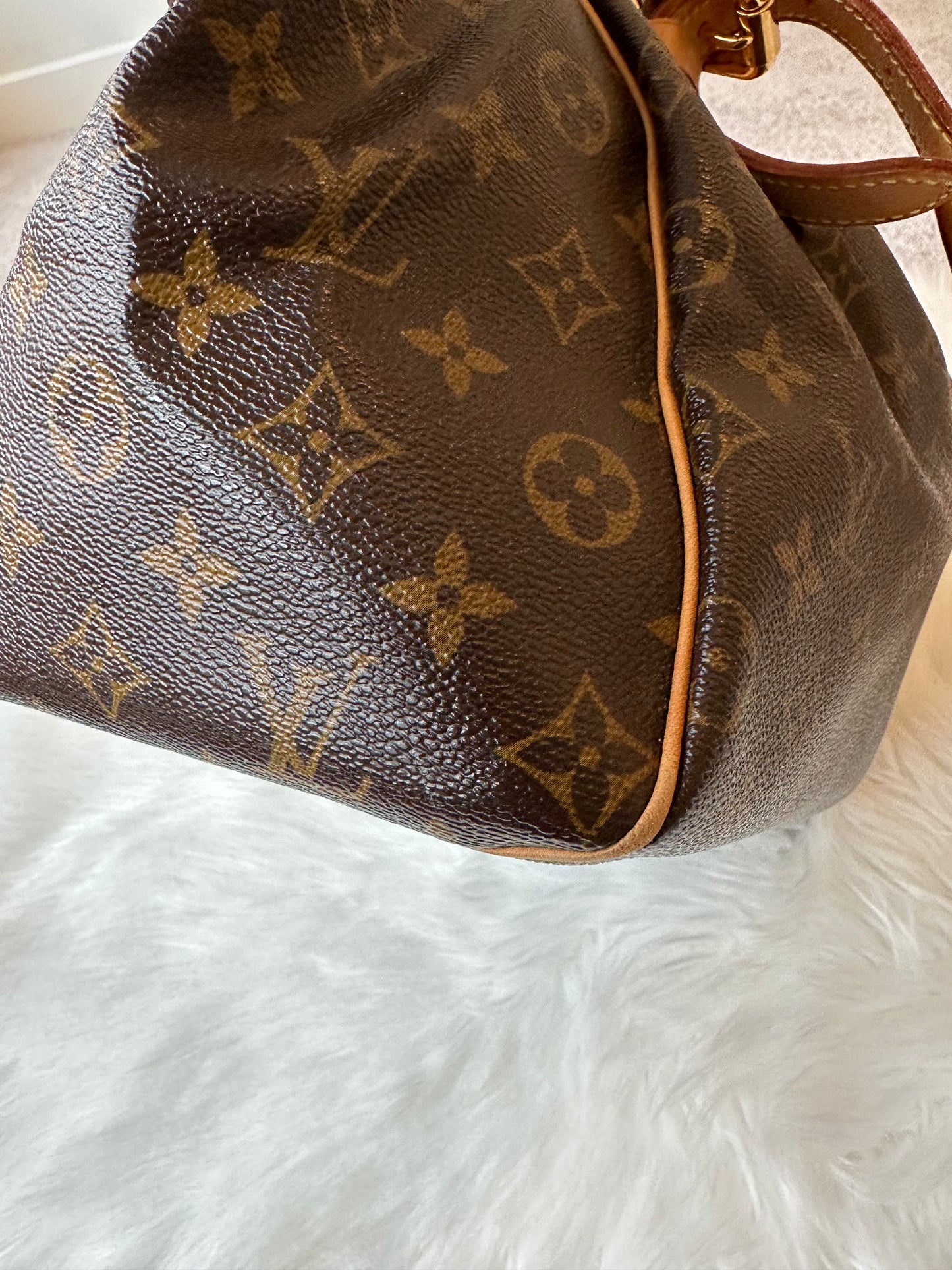 Pre-owned Louis Vuitton Tivoli GM Monogram Shoulder Bag