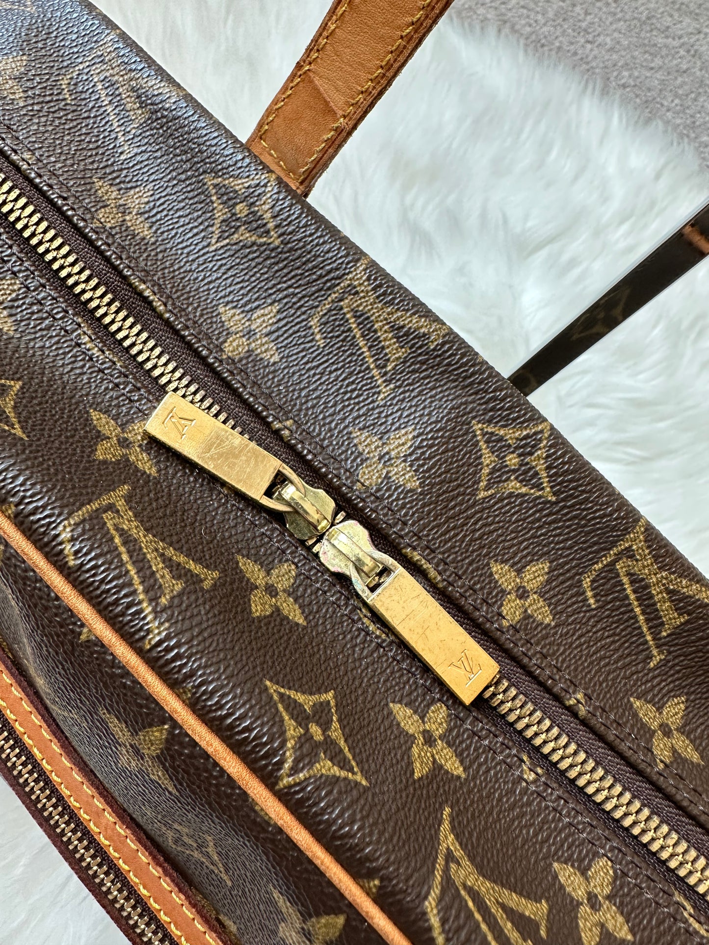 Pre-owned Authentic Louis Vuitton Cite GM Monogram Shoulder Bag