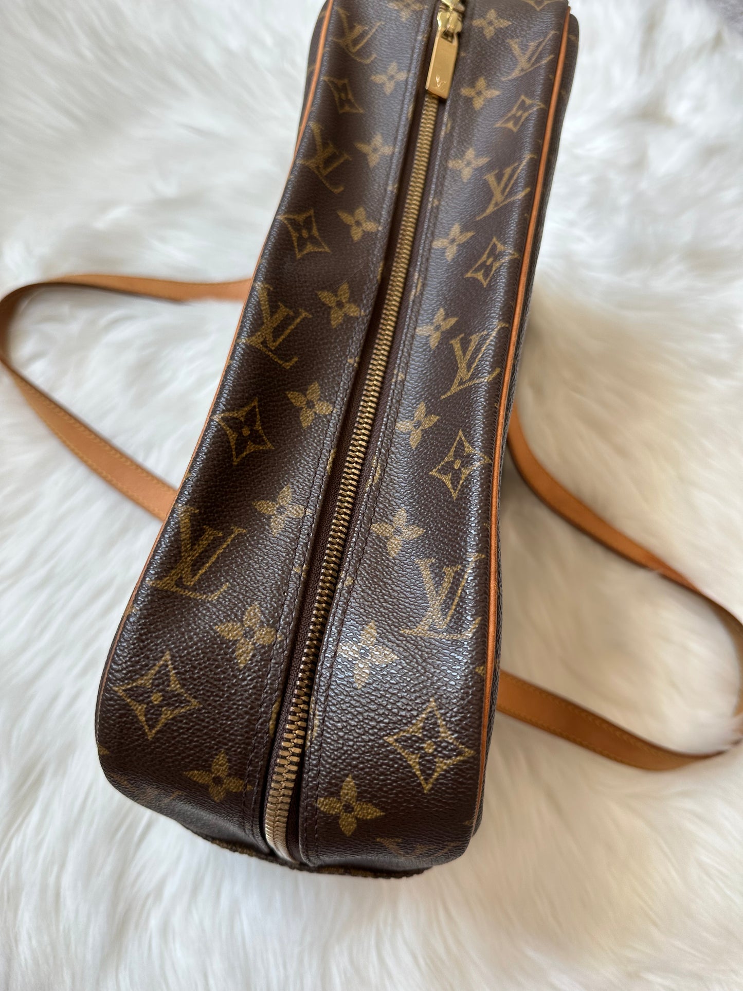 Pre-owned Authentic Louis Vuitton Cite GM Monogram Shoulder Bag