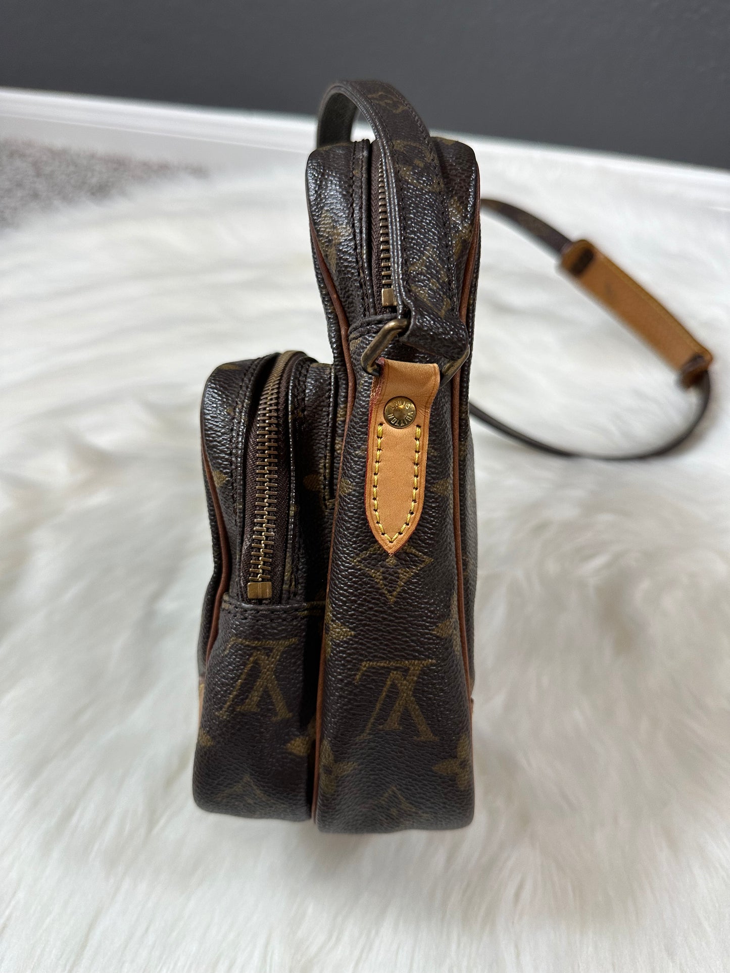 Pre-owned Authentic Louis Vuitton Amazon Monogram Crossbody Bag