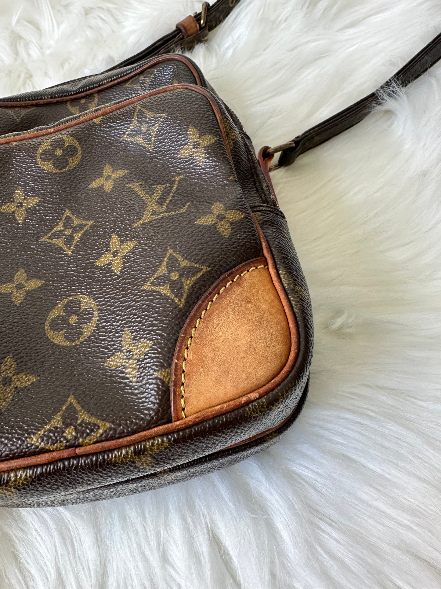 Pre-owned Authentic Louis Vuitton Amazon Monogram Crossbody Bag