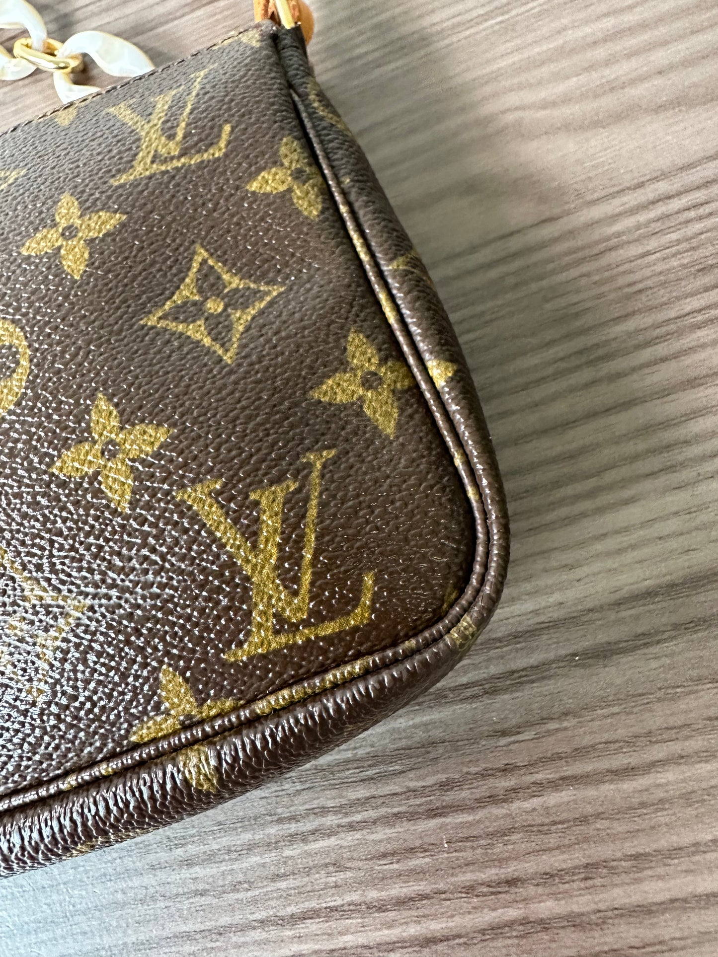 Pre-owned Louis Vuitton Pochette Accessoires Monogram Shoulder / Handbag