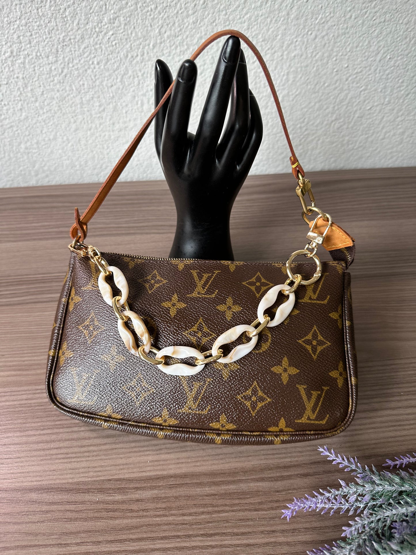 Pre-owned Louis Vuitton Pochette Accessoires Monogram Shoulder / Handbag