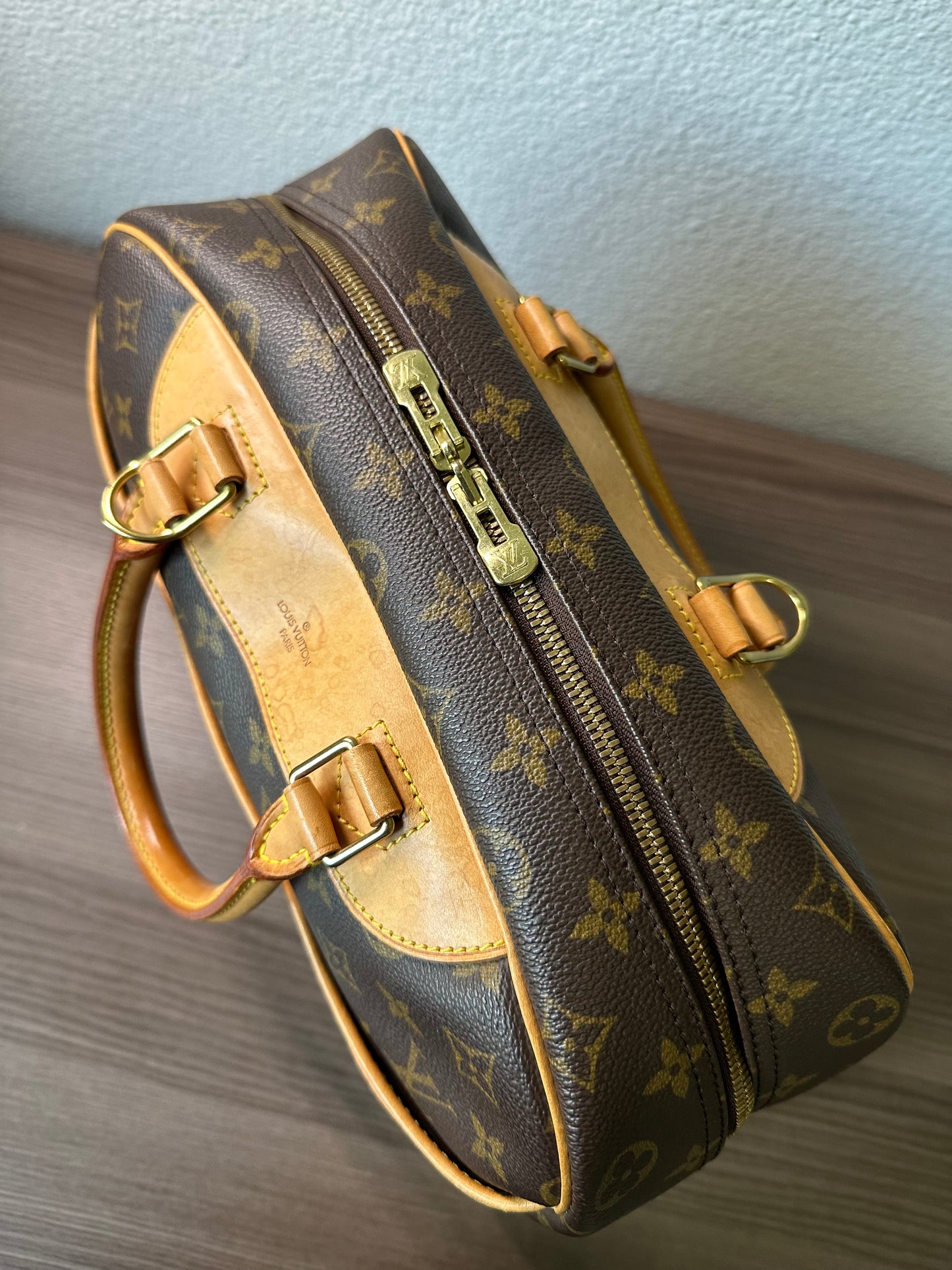 Pre-owned Authentic Louis Vuitton Deauville Monogram Handbag