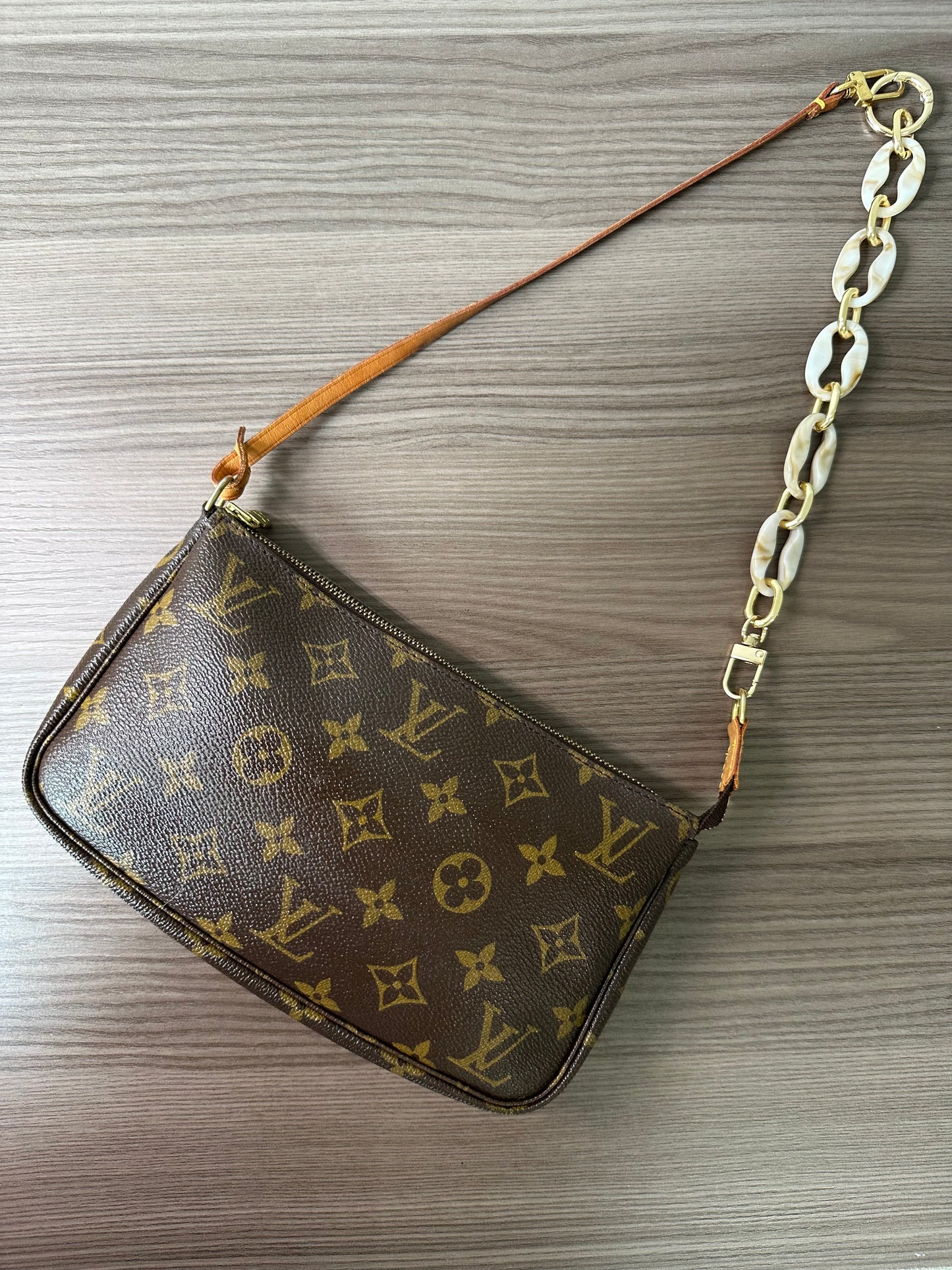 Pre-owned Louis Vuitton Pochette Accessoires Monogram Shoulder / Handbag