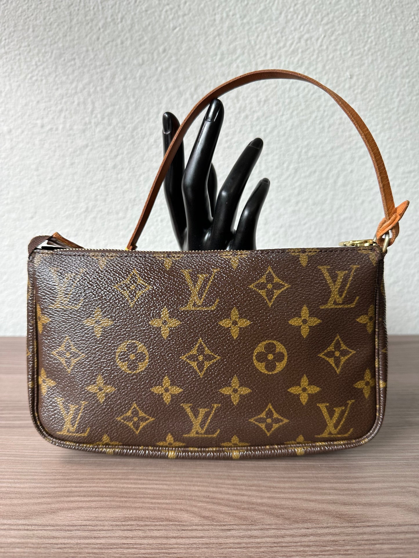 Pre-owned Louis Vuitton Pochette Accessoires Monogram Shoulder / Handbag
