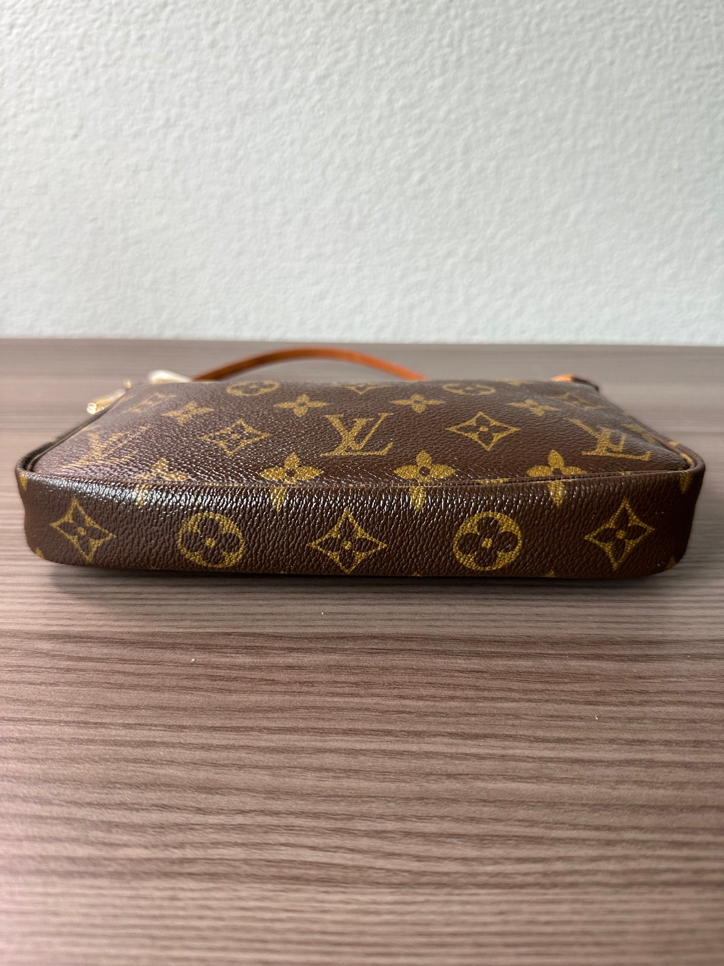 Pre-owned Louis Vuitton Pochette Accessoires Monogram Shoulder / Handbag