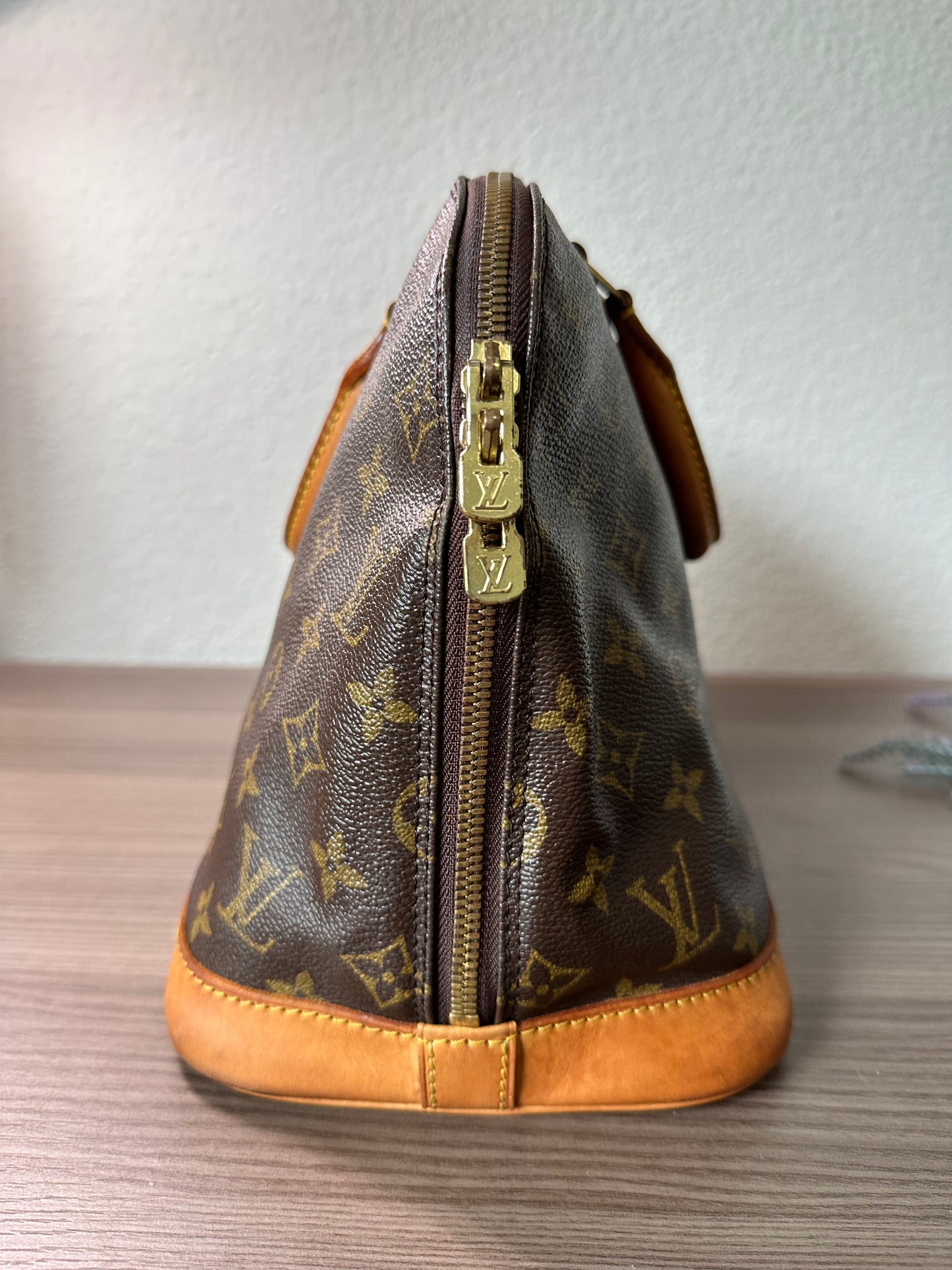 Pre-owned Authentic Louis Vuitton Alma PM Monogram Handbag
