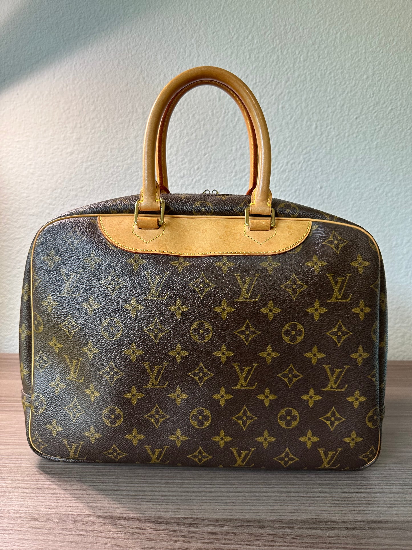 Pre-owned Authentic Louis Vuitton Deauville Monogram Handbag