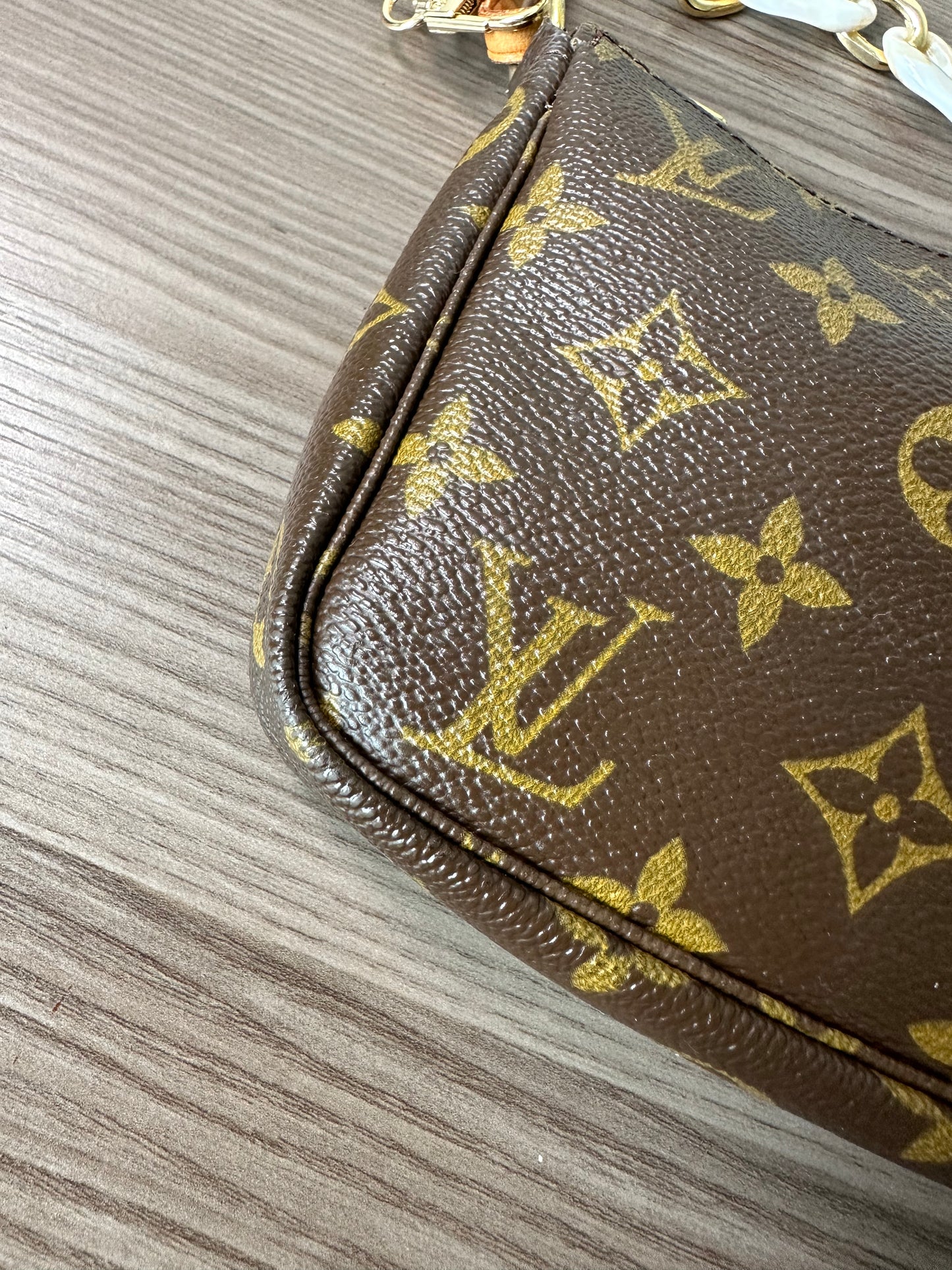 Pre-owned Louis Vuitton Pochette Accessoires Monogram Shoulder / Handbag