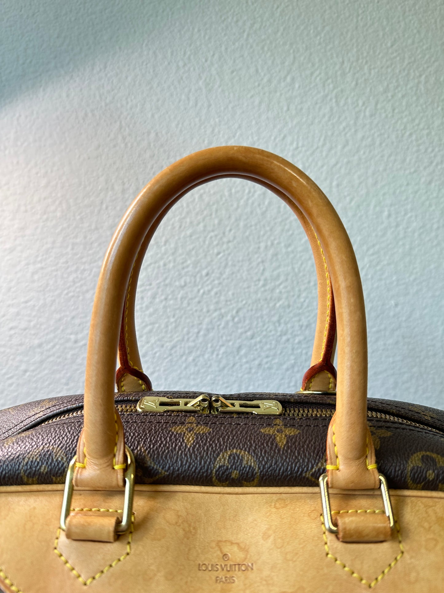 Pre-owned Authentic Louis Vuitton Deauville Monogram Handbag