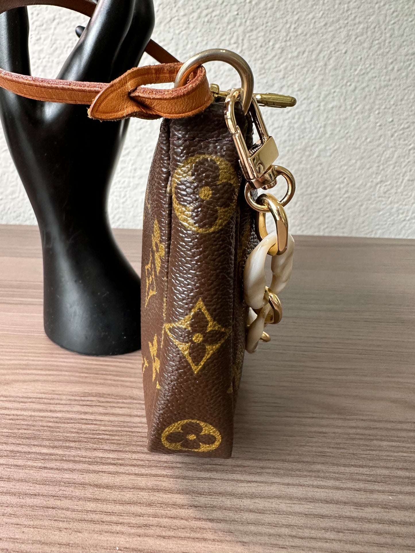Pre-owned Louis Vuitton Pochette Accessoires Monogram Shoulder / Handbag
