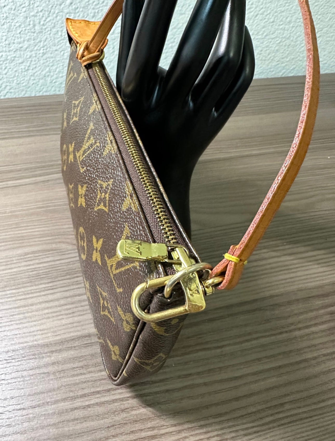 Pre-owned Louis Vuitton Pochette Accessoires Monogram Shoulder / Handbag