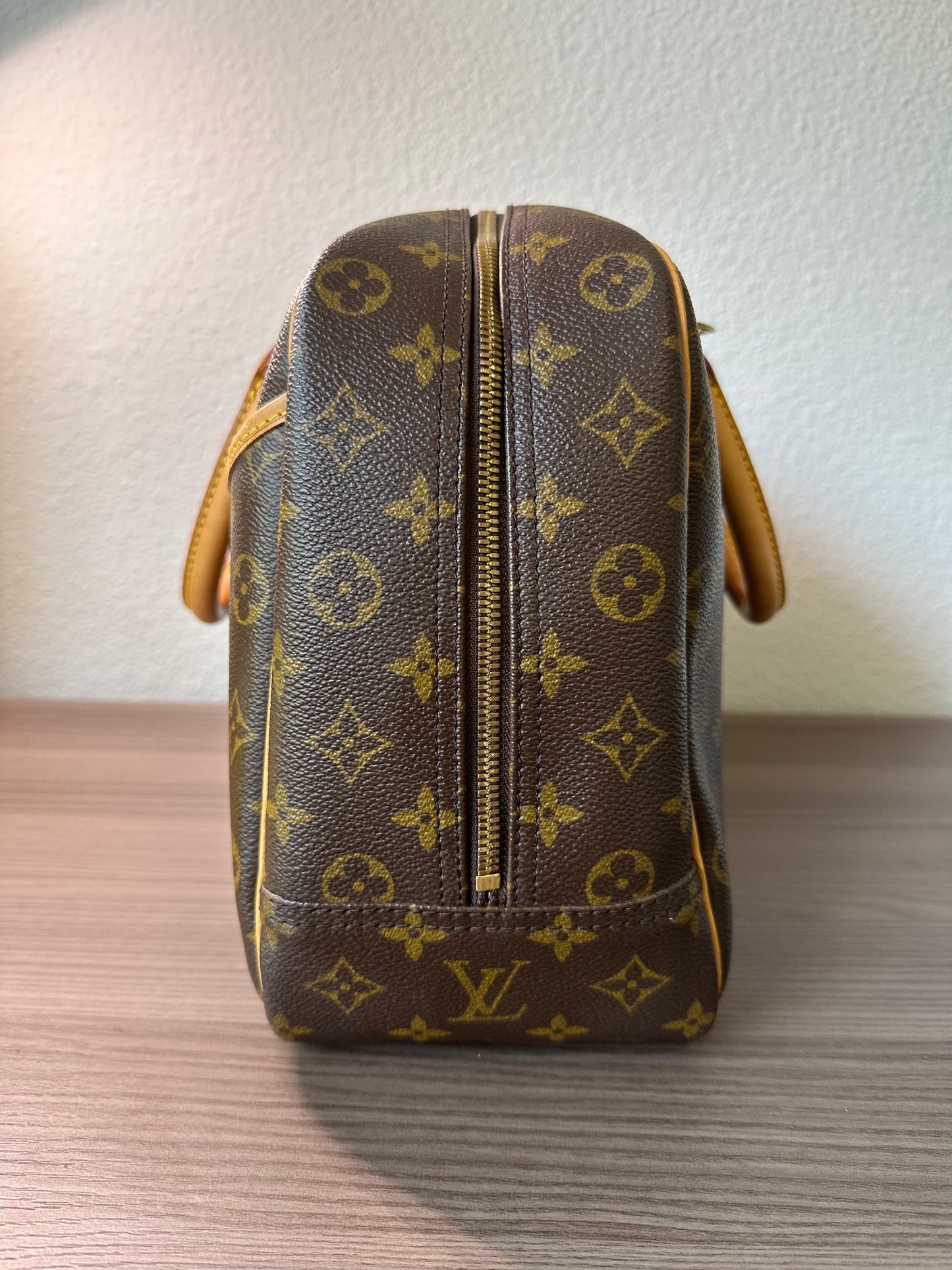 Pre-owned Authentic Louis Vuitton Deauville Monogram Handbag
