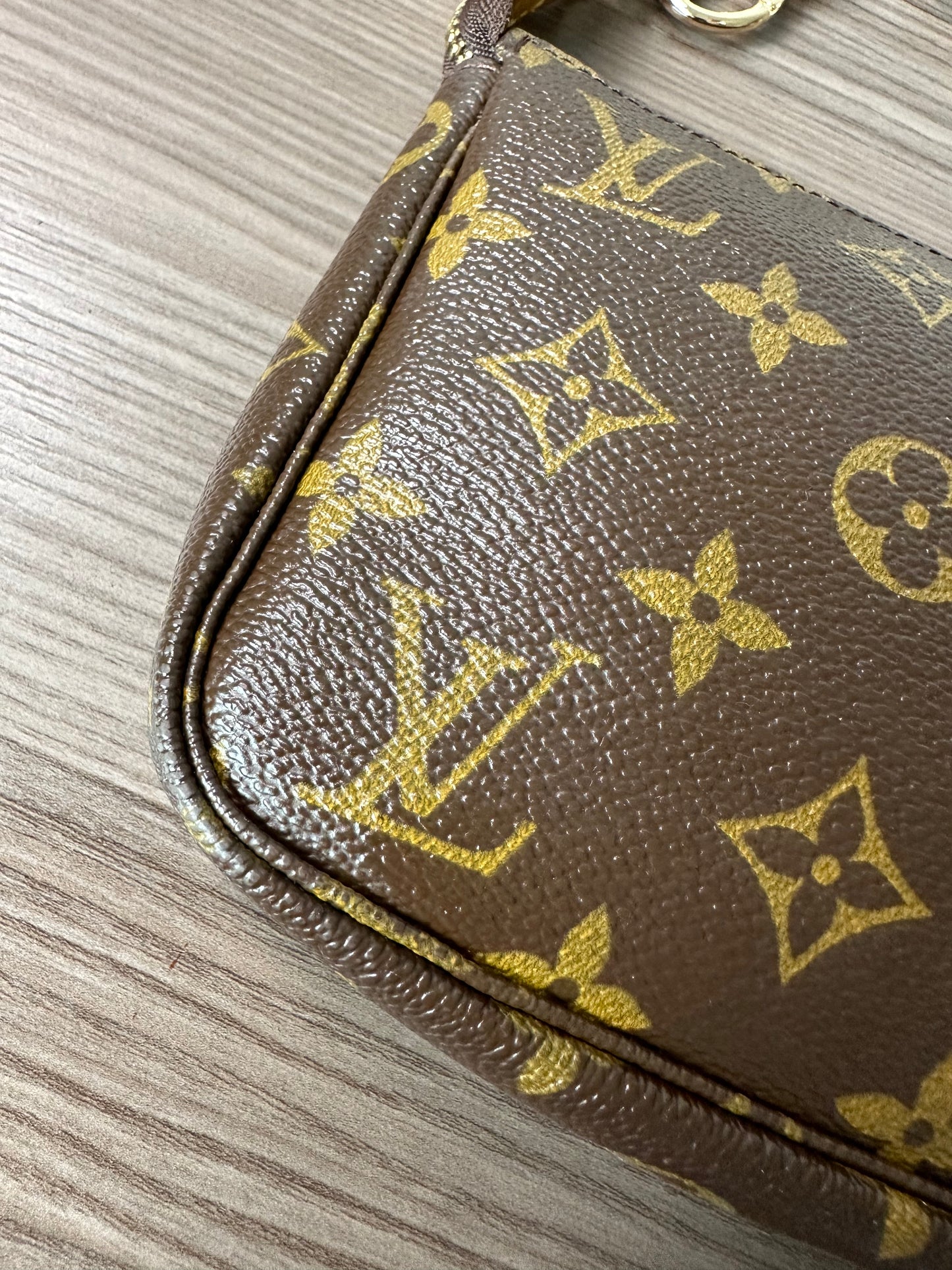 Pre-owned Louis Vuitton Pochette Accessoires Monogram Shoulder / Handbag