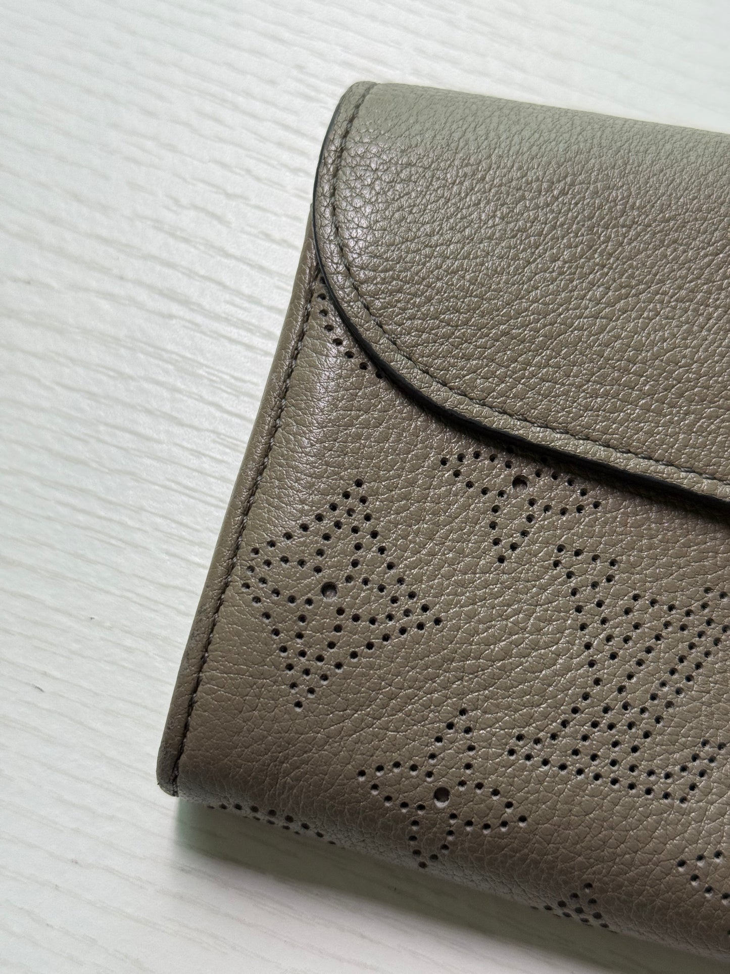 Pre-owned Authentic Louis Vuitton Mahina Amelia long Wallet