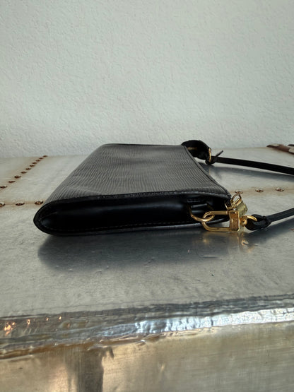 Pre-owned Louis Vuitton Pochette Accessoires Epi Shoulder / Handbag