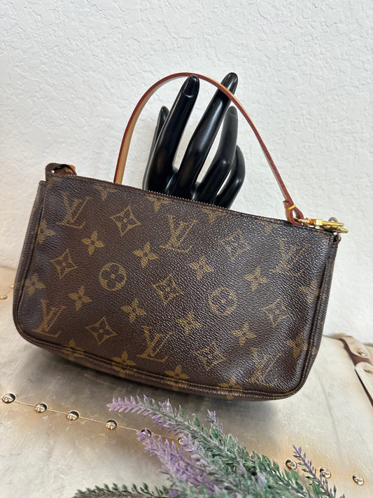Pre-owned Louis Vuitton Pochette Accessoires Monogram Shoulder / Handbag