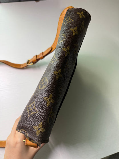 Pre-owned Authentic Louis Vuitton Saint Cloud GM Monogram Crossbody Bag