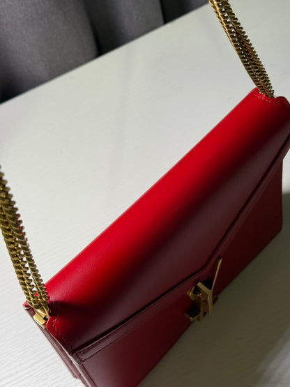 SAINT LAURENT
Grain De Poudre Monogram Cassandra
Clasp Shoulder Crossbody Bag