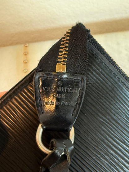Pre-owned Louis Vuitton Pochette Accessoires Epi Shoulder / Handbag