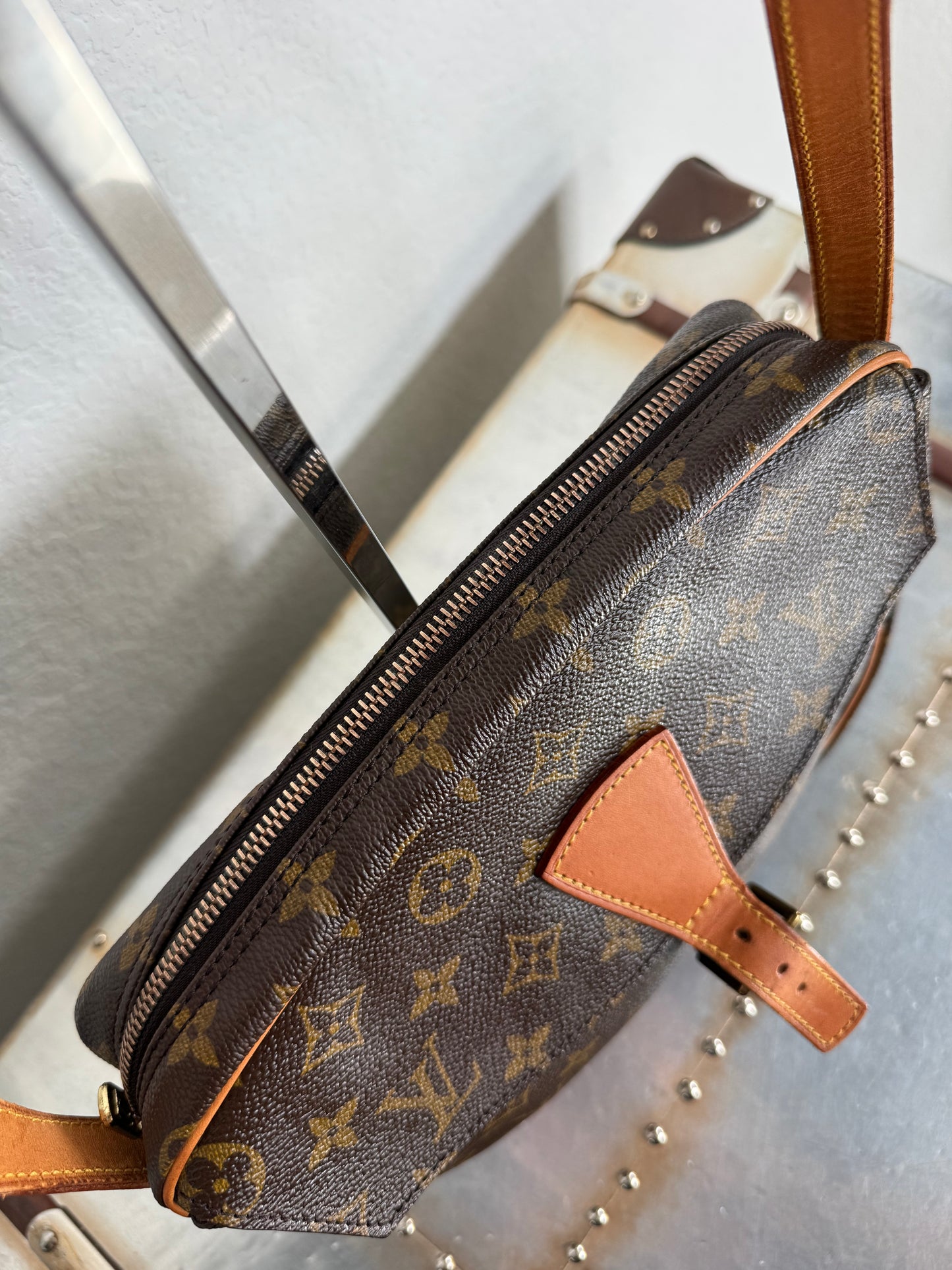 Pre-owned Authentic Louis Vuitton Jeune Fille GM Monogram Crossbody Bag