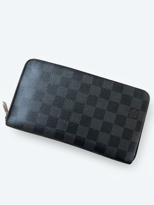 Pre-owned Authentic Louis Vuitton Zippy Organizer Long Wallet Silver-tone zip-around closure.