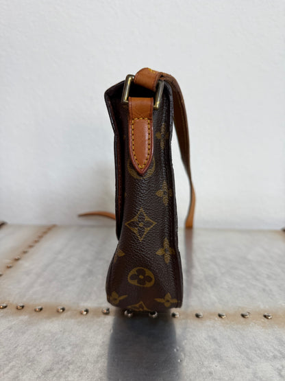 Pre-owned Authentic Louis Vuitton Saint Cloud MM Monogram Crossbody Bag