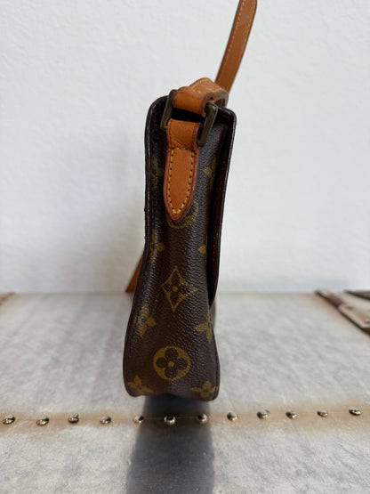 Pre-owned Authentic Louis Vuitton Saint Cloud MM Monogram Crossbody Bag