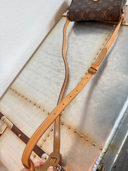 Pre-owned Authentic Louis Vuitton Saint Cloud MM Monogram Crossbody Bag