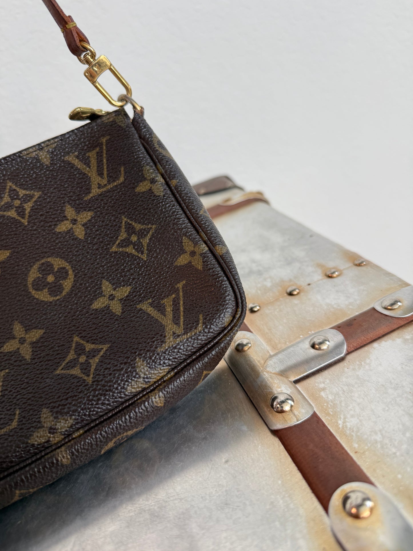 Pre-owned Authentic Louis Vuitton Pochette Accessoires Monogram Shoulder / Handbag