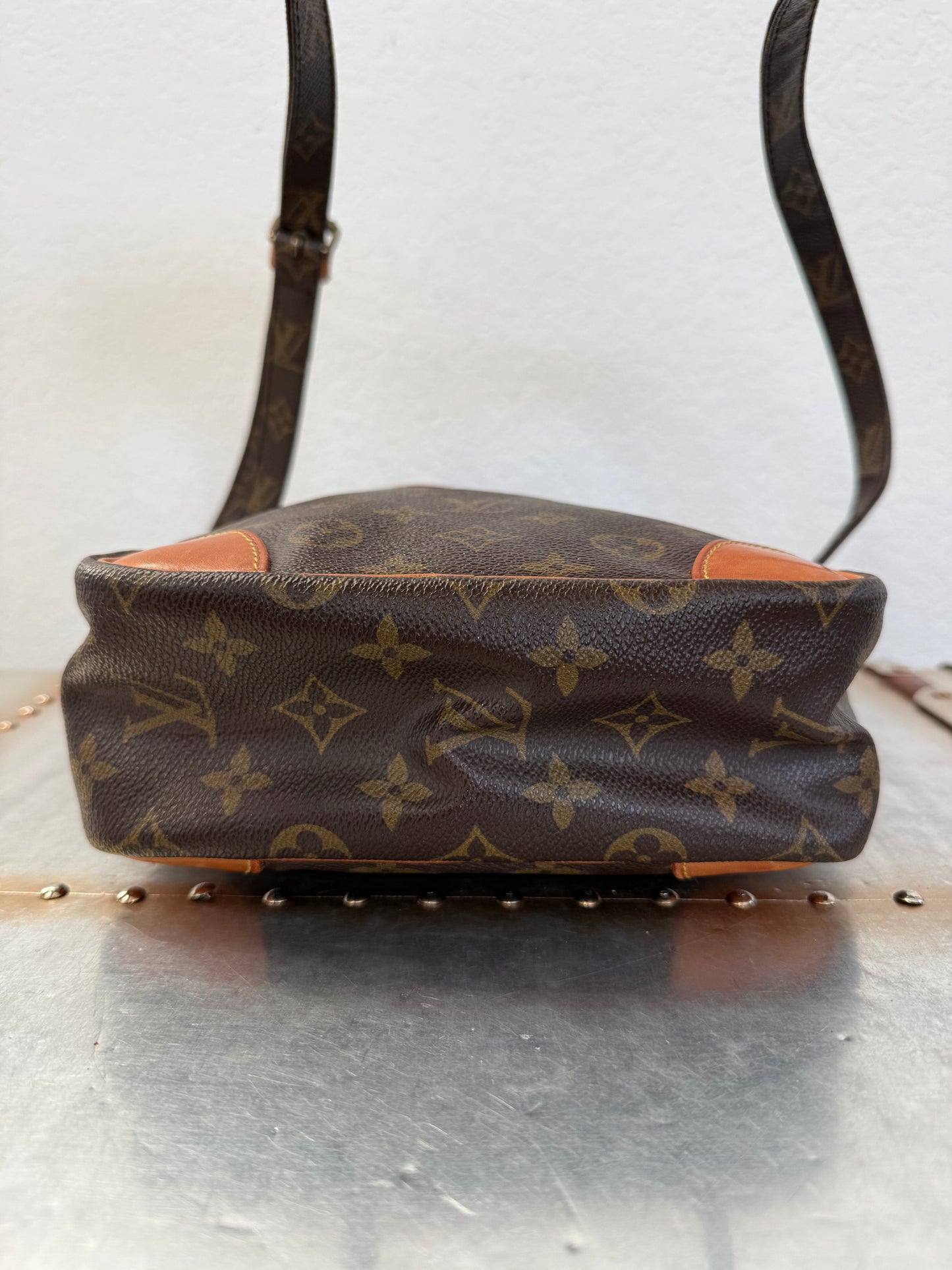 Pre-owned Authentic Louis Vuitton Danube GM Monogram Crossbody Bag