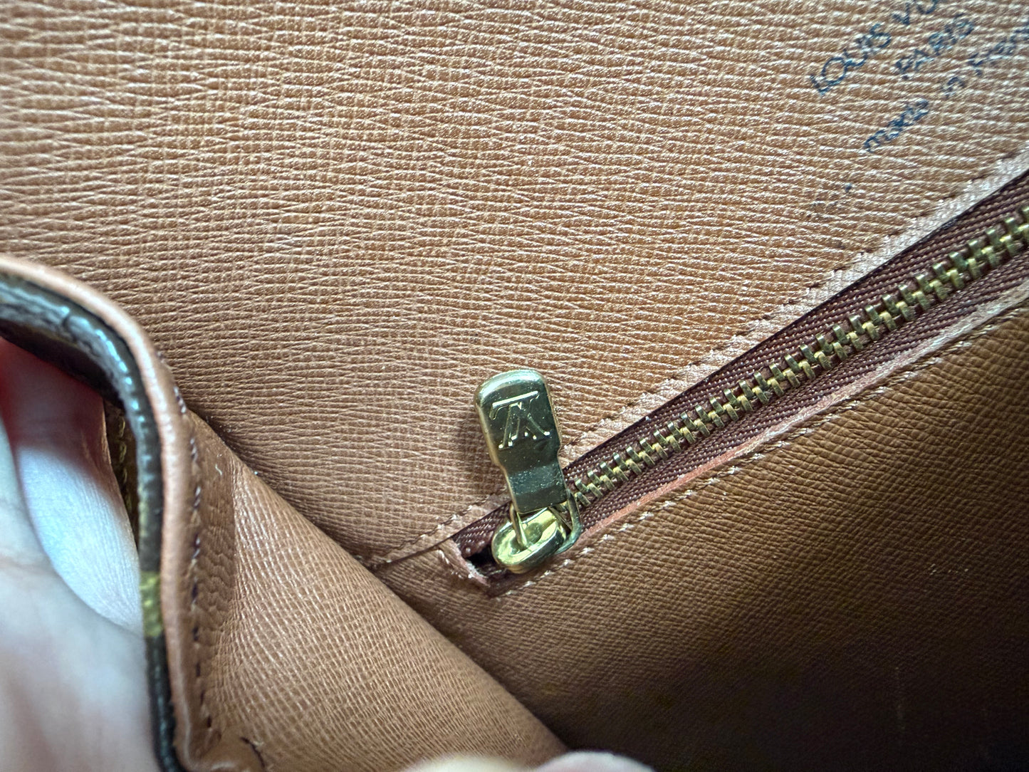 Pre-owned Authentic Louis Vuitton Saint Cloud MM Monogram Crossbody Bag