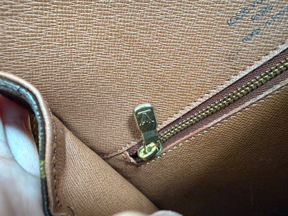 Pre-owned Authentic Louis Vuitton Saint Cloud MM Monogram Crossbody Bag