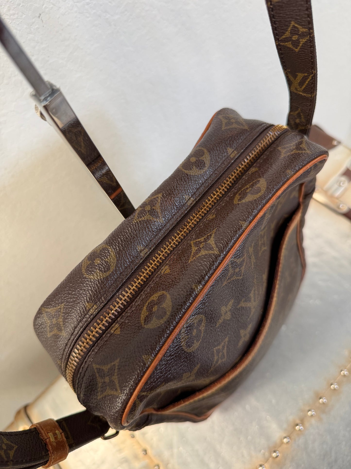 Pre-owned Authentic Louis Vuitton Danube GM Monogram Crossbody Bag