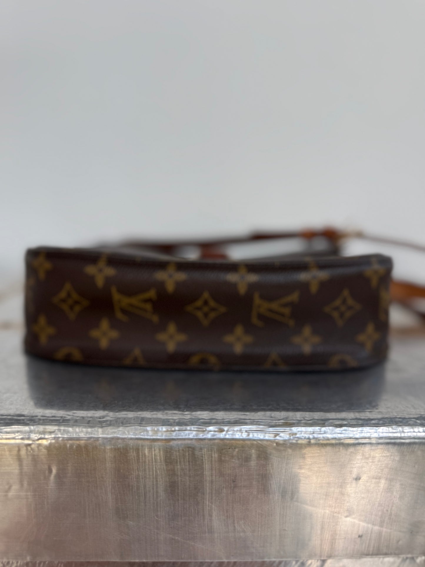 Pre-owned Authentic Louis Vuitton Saint Cloud GM Monogram Crossbody Bag
