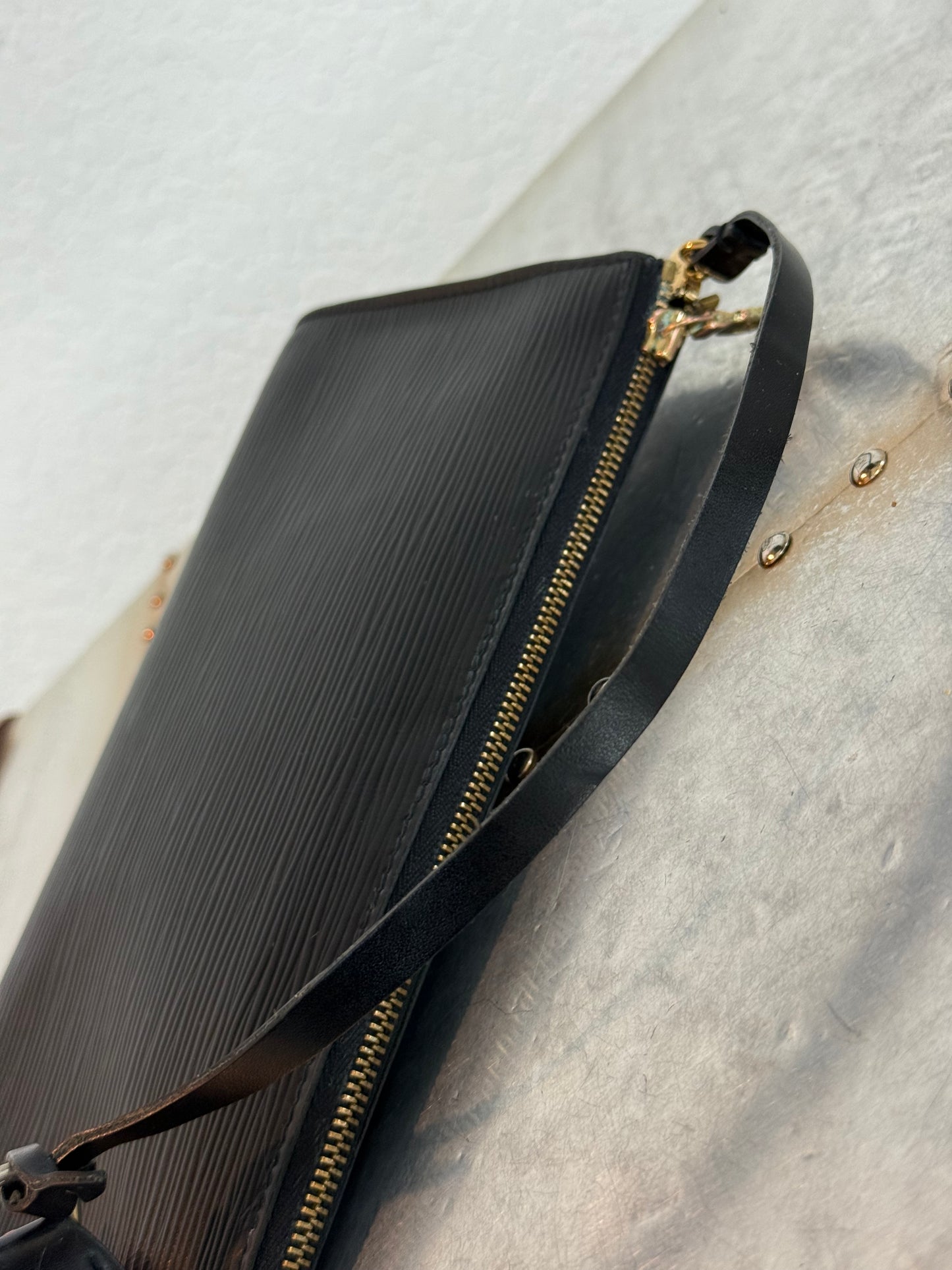 Pre-owned Louis Vuitton Pochette Accessoires Epi Shoulder / Handbag