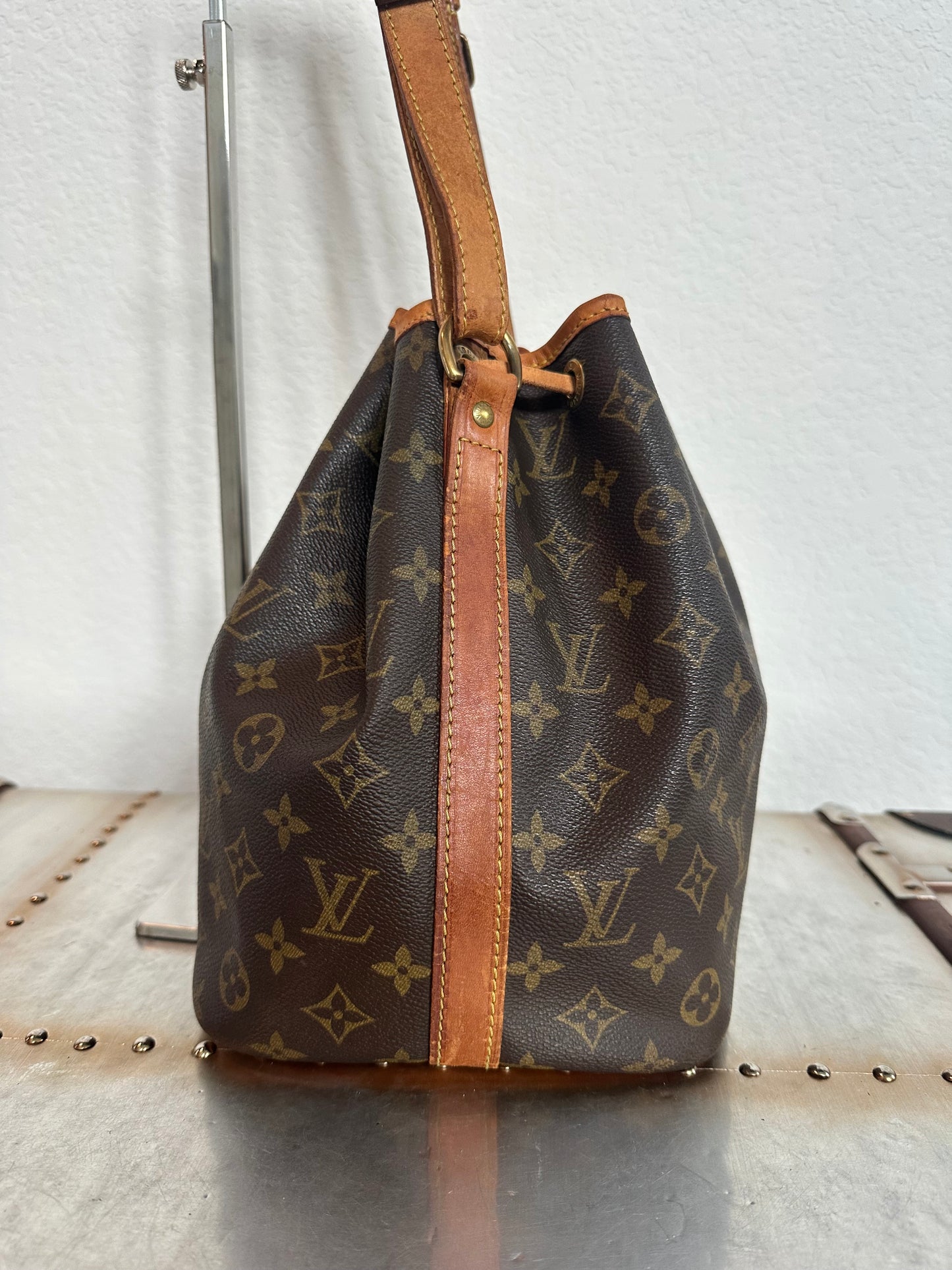 Pre-owned Authentic Louis Vuitton Petite Noe Monogram 
Shoulder Bag