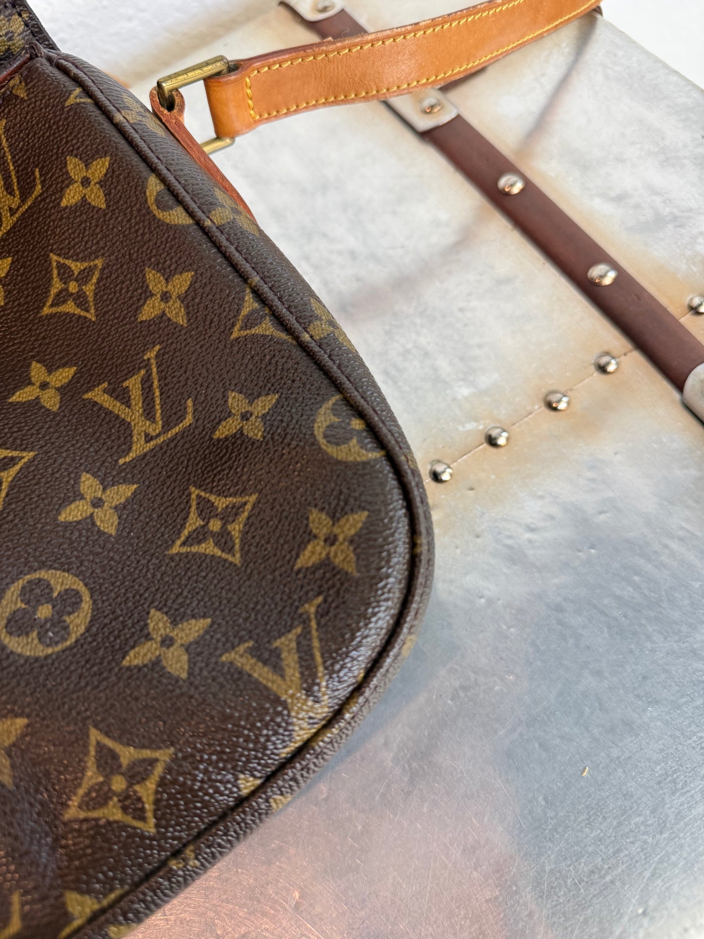 Pre-owned Authentic Louis Vuitton Saint Cloud GM Monogram Crossbody Bag