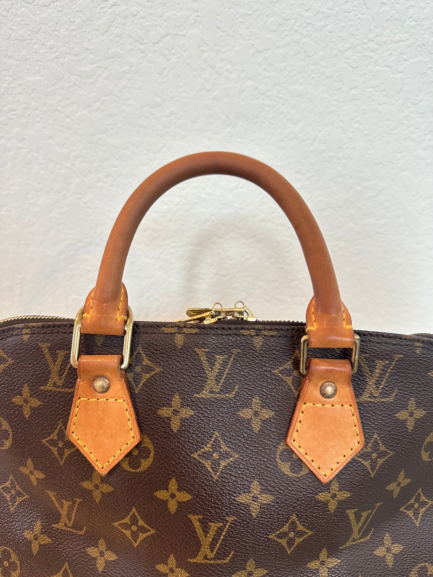 Pre-owned Authentic Louis Vuitton Alma PM Monogram Handbag with Shoulder Strap